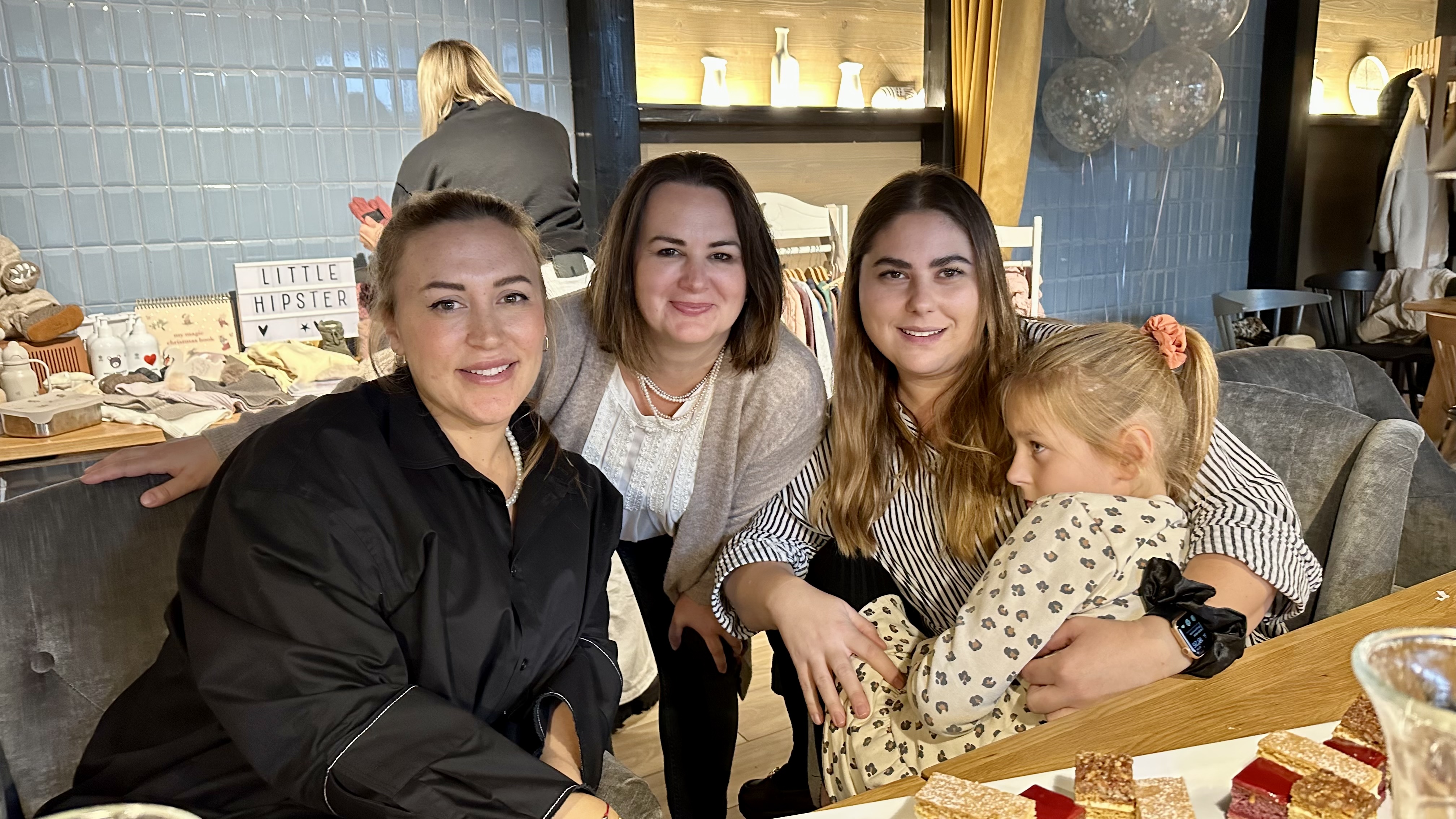 Zľava_Klaudia, Ivetka a Saška s Ninkou.